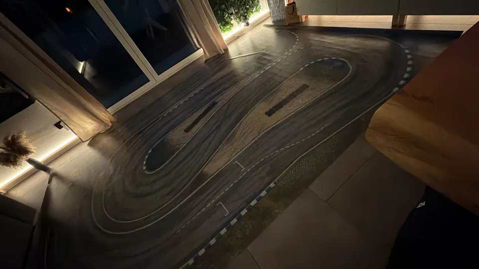 Große geschwungene RC-Driftstrecke auf dem Boden eines Innenraums