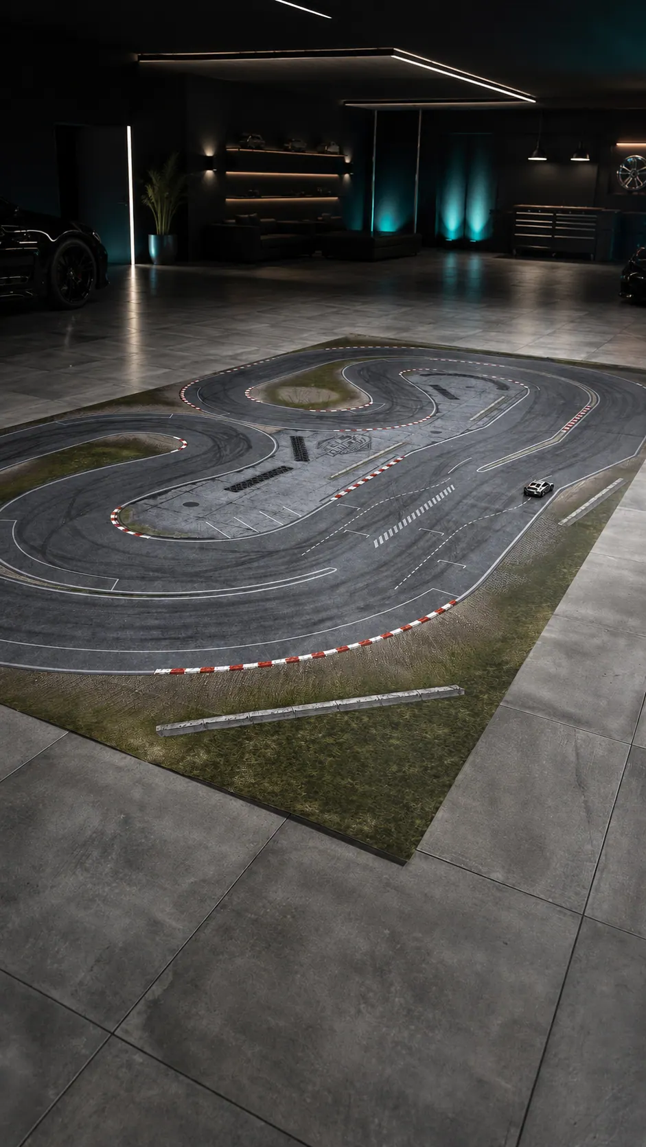 Beleuchtete RC-Driftstrecke in einem Innenraum bei Nacht