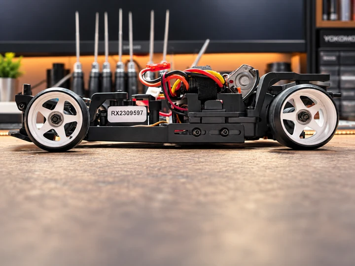 Side view of the HPI chassis with light-coloured wheels and corrected chassis attitude