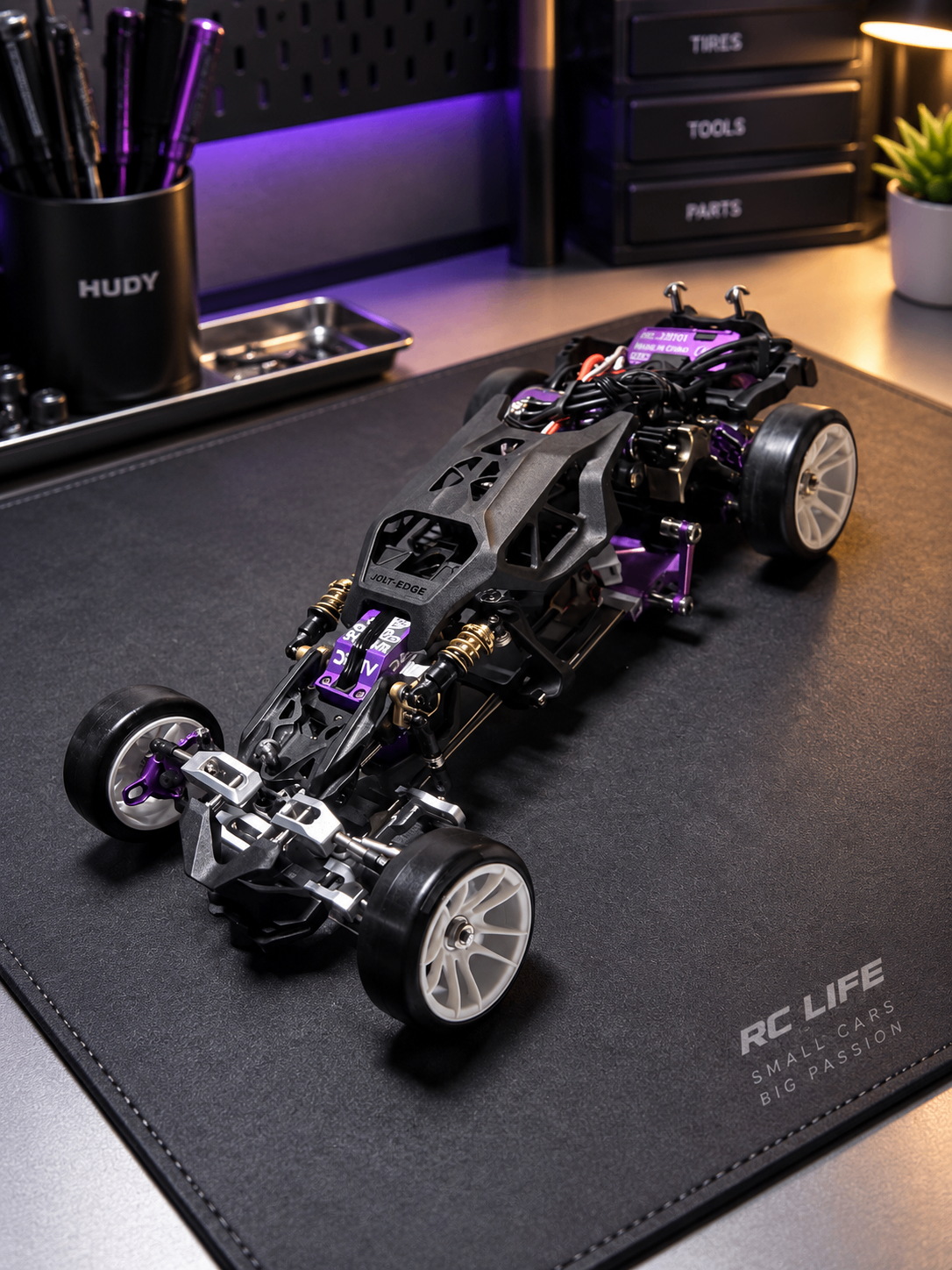 ARKEDGE Evo-R Chassis auf der Workbench — eines der Referenz-Chassis für DriftTracks-Layouts