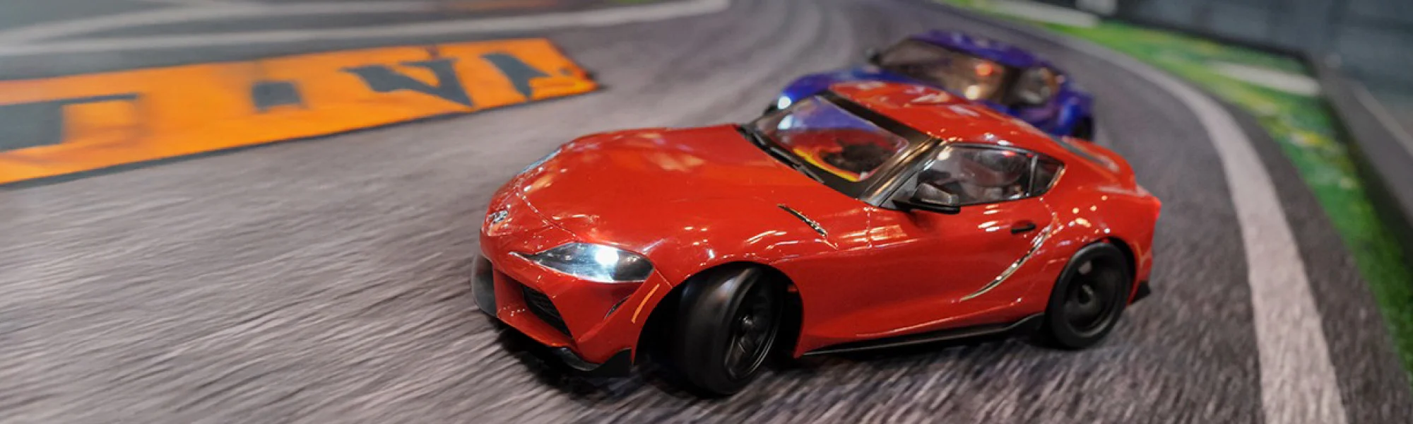 Roter HPI Stage-D24 Toyota GR Supra auf einer 1:24 Strecke