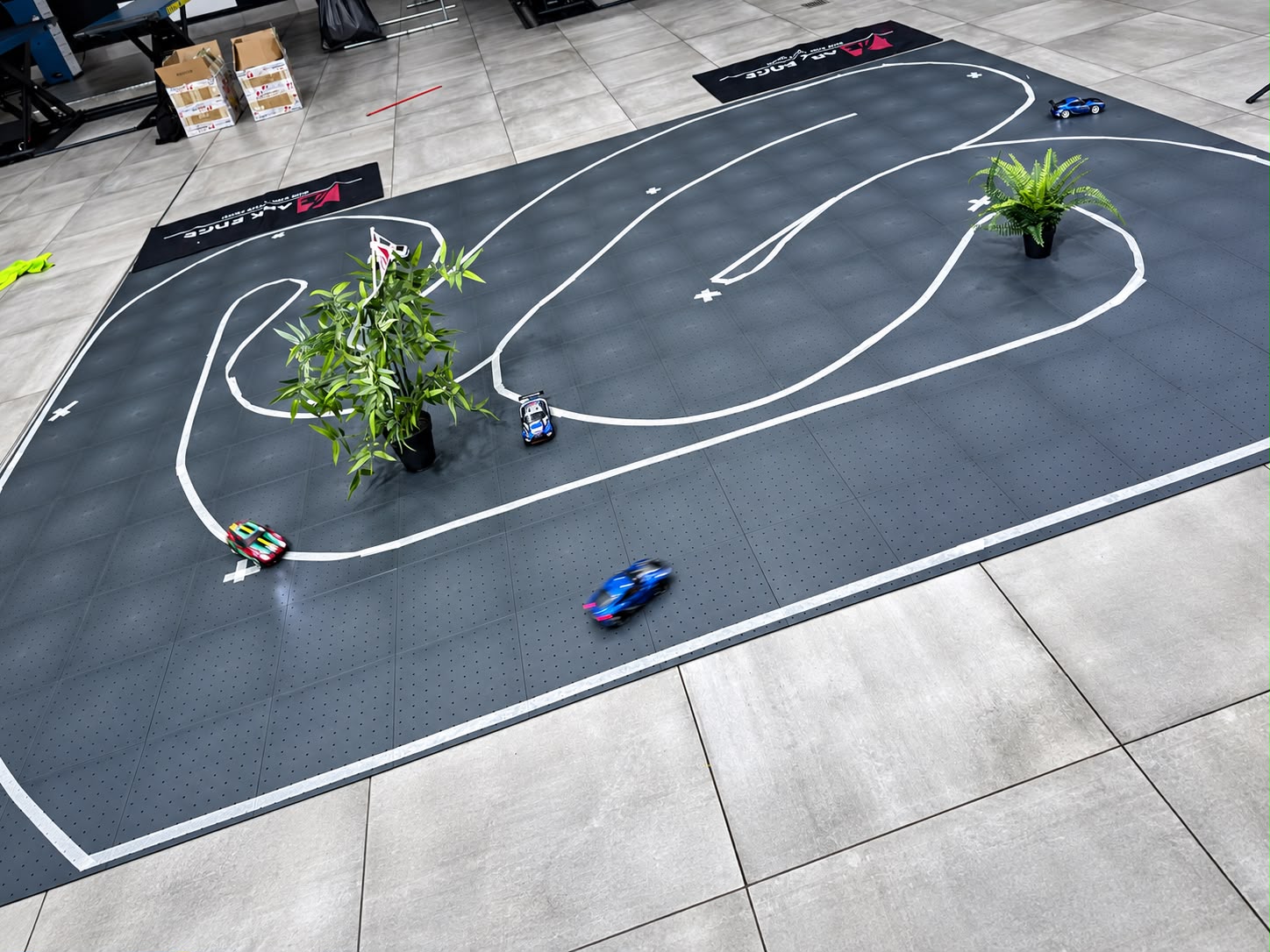 Erster Testlauf auf dem neuen ARKEDGE A-Tile Boden: ein 1:24 Drift-Auto auf dem verlegten Streckenlayout