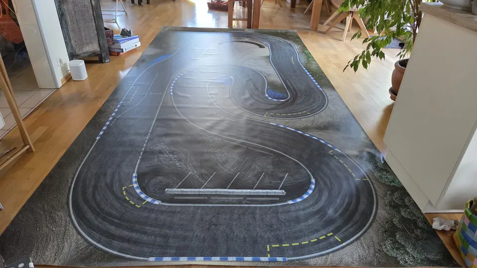 Zwei RC-Driftautos nebeneinander auf einer Kurve der Driftstrecke