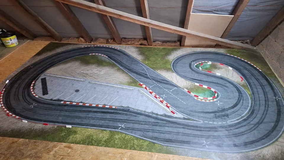 Ovale RC-Driftstrecke mit blauem Innenbereich und rot-weißen Curbs