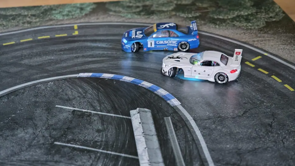 Lange RC-Driftstrecke auf dem Boden eines hellen Innenraums