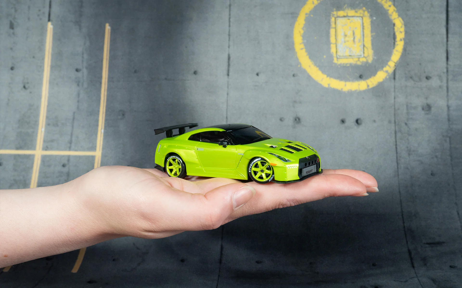 Sturmkind DR!FT Nissan GT-R R35 — Größenvergleich 1:43