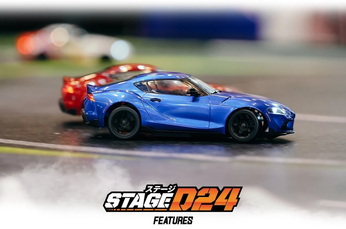 Blauer und roter HPI Stage-D24 Toyota GR Supra im Drift