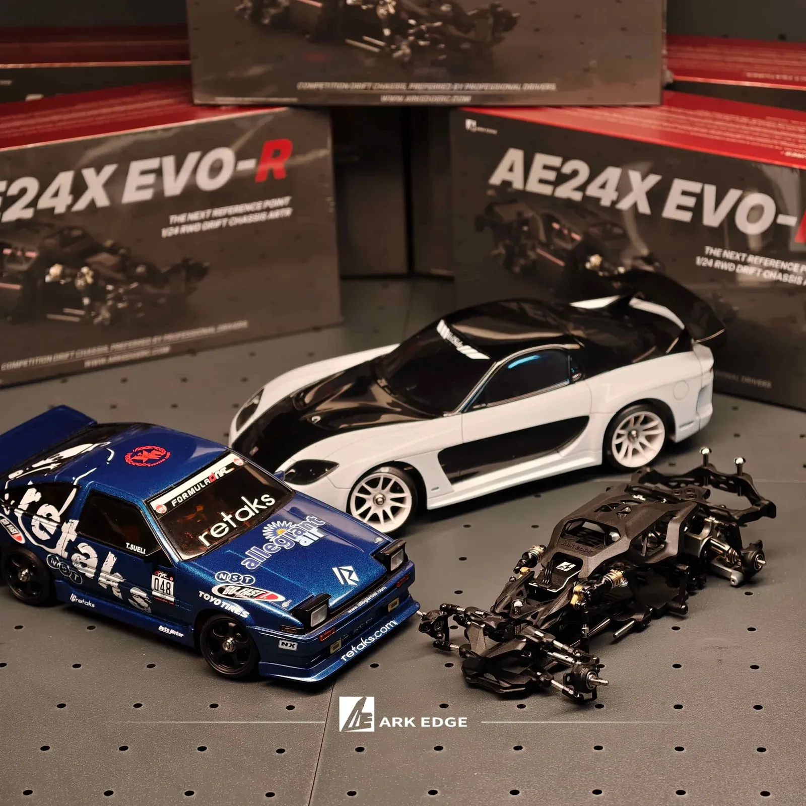 Zwei lackierte 1:24-Driftkarosserien neben einem ARKEDGE AE24X EVO-R Chassis