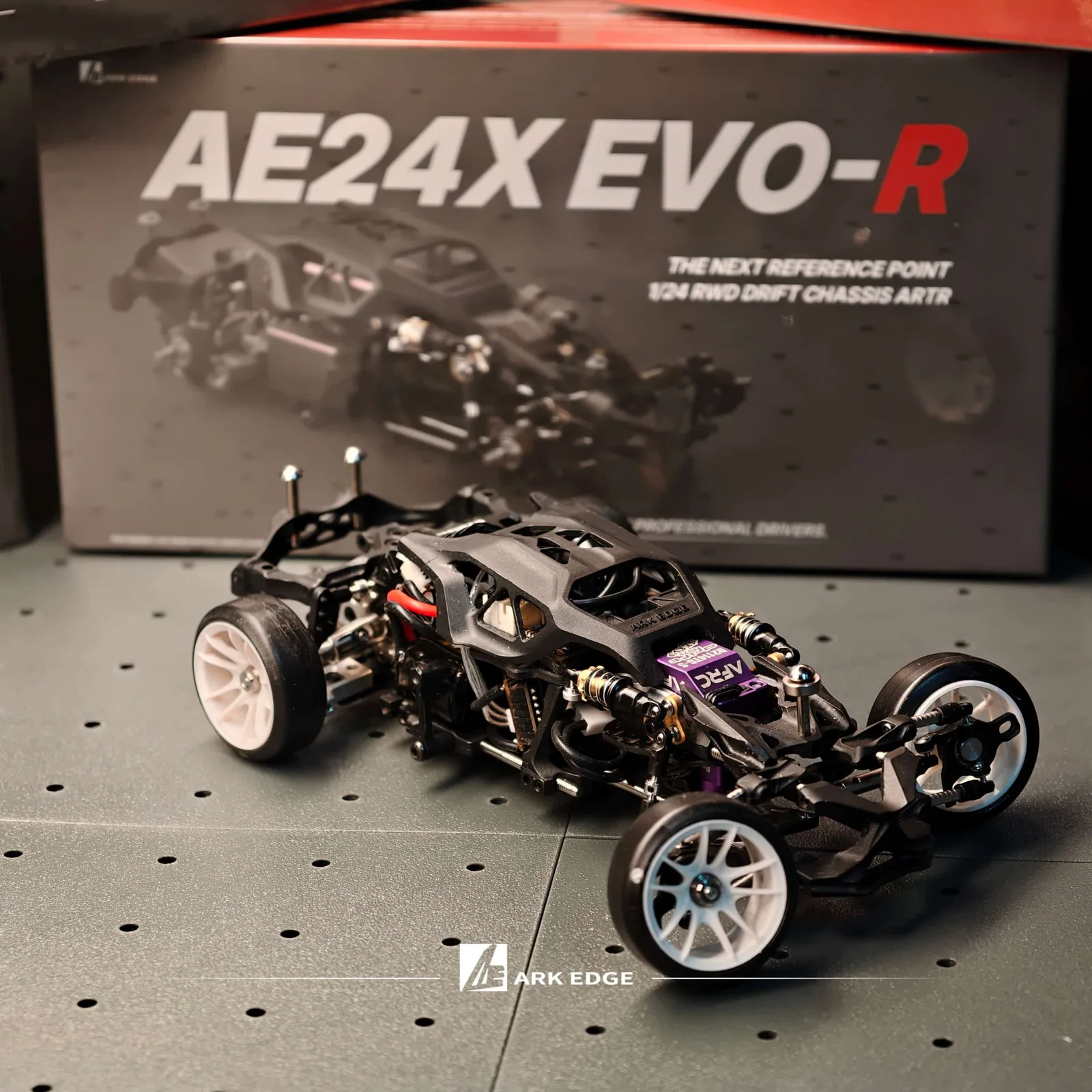 ARKEDGE AE24X EVO-R: aufgebautes 1:24-Drift-Chassis vor der Verpackung
