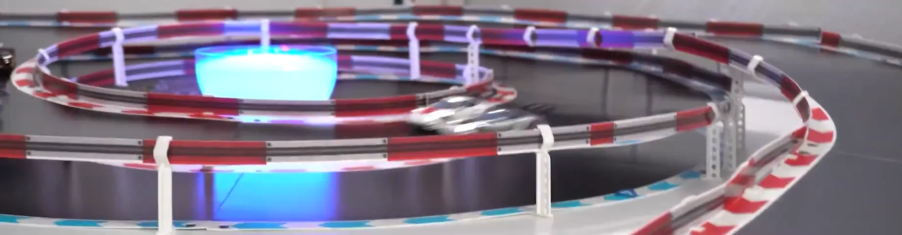 Überblick über ein mehrstöckiges Bahnlayout mit Leitplanken