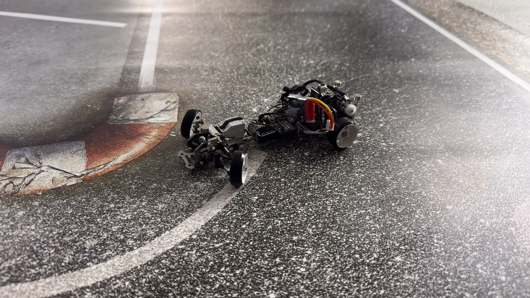 RC-Drift-Auto auf der bedruckten Streckenoberfläche