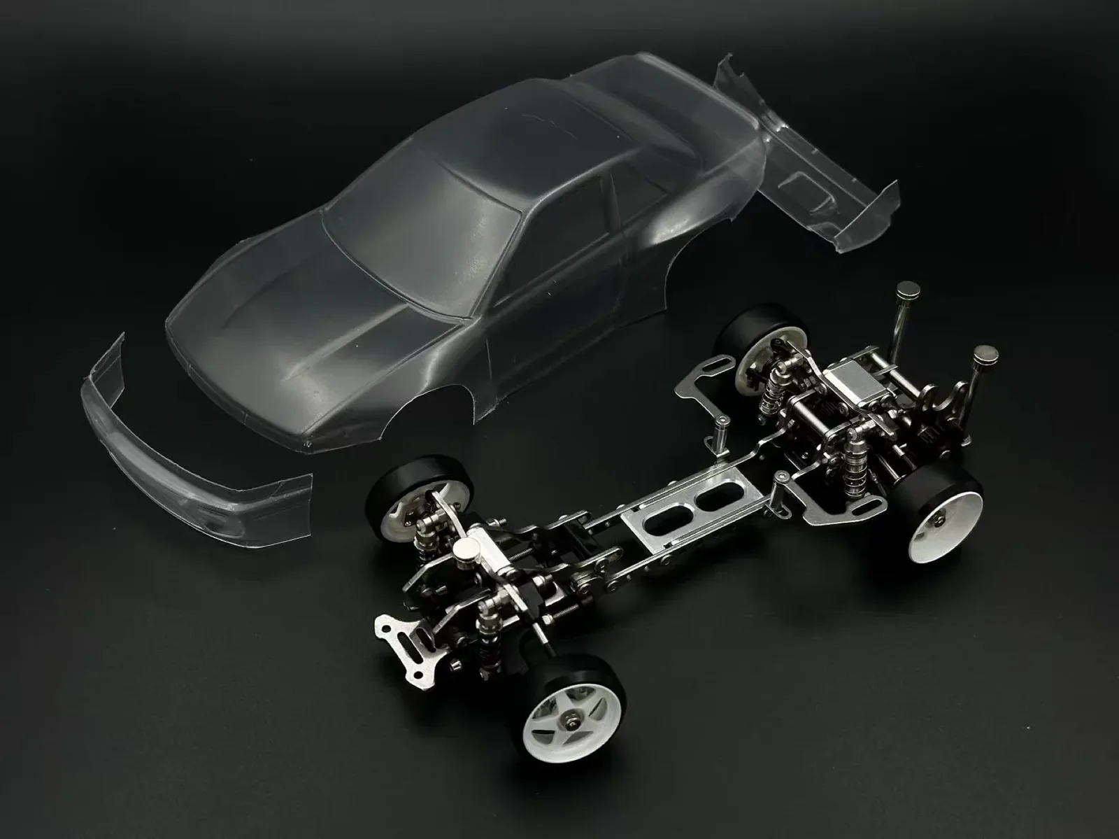 RhinoRacing RTS: 1:24 RWD-Drift-Chassis in der Studioansicht