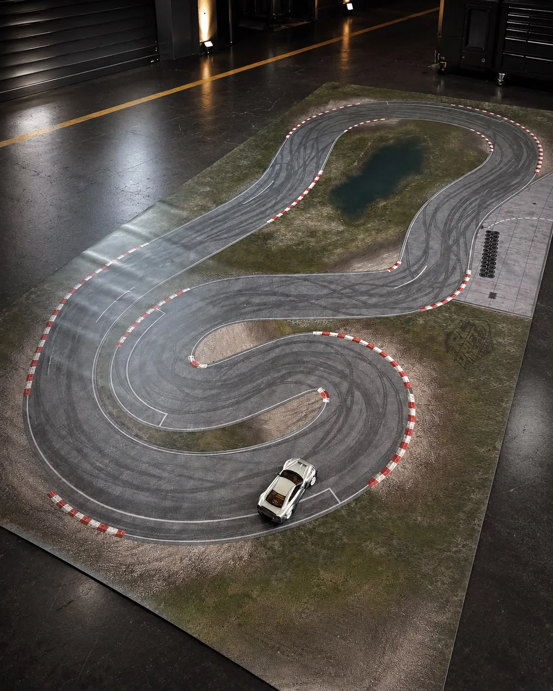 Großes DriftTracks-Layout mit Curbs und Grünflächen in einer Werkstatt
